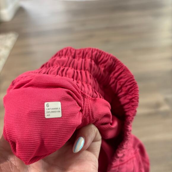 Lululemon Hotty Hot High-Rise Lined Short 2.5" Lip Gloss Pink Women Size 6 - Picture 3 of 4